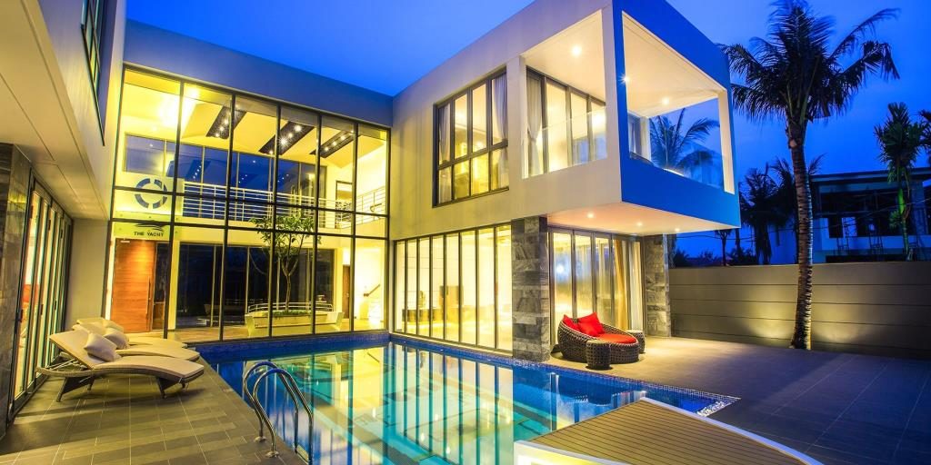 Biet-thu-2-tang-vach-kinh-trong-suot-thich-hop-de-cho-thue-nghi-duong