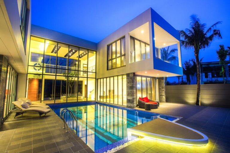 Biet-thu-2-tang-vach-kinh-trong-suot-thich-hop-de-cho-thue-nghi-duong