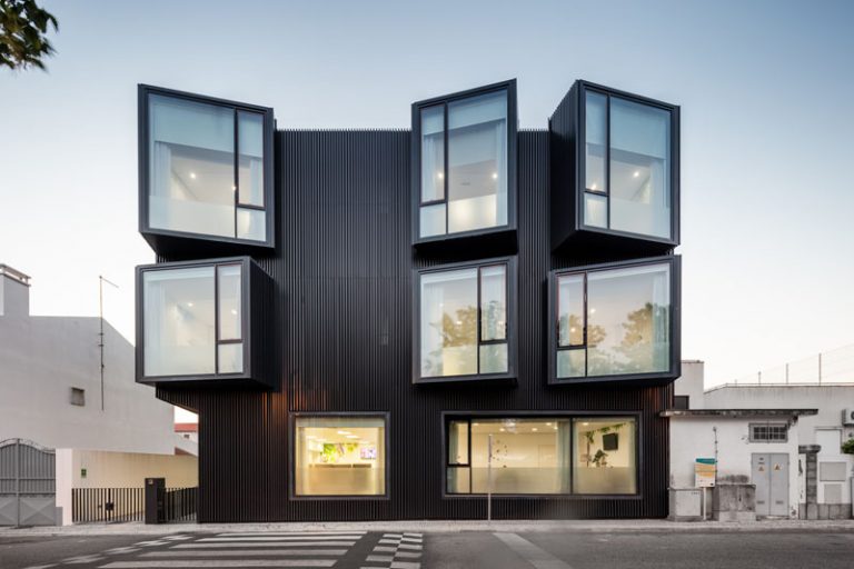 Mau-thiet-ke-biet-thu-mau-den-hinh-khoi-doc-dao