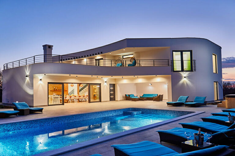 Mau-thiet-ke-nha-biet-thu-co-be-boi-va-san-thuong-thich-hop-cho-gia-dinh-tre