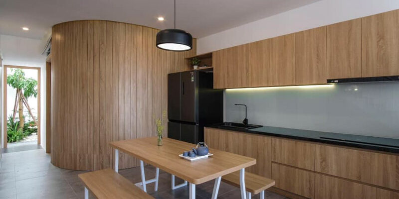 Phòng bếp của nhà phố với các nội thất làm bằng gỗ nâu tự nhiên