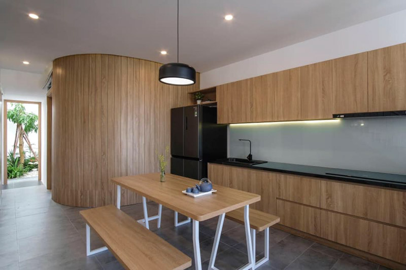 Phòng bếp của nhà phố với các nội thất làm bằng gỗ nâu tự nhiên